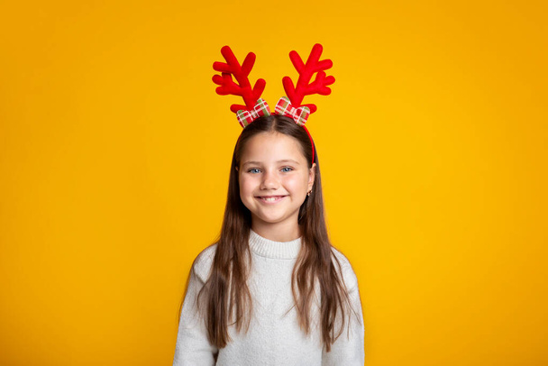 Dětství a děti na vánoční koncepci. Veselý malý kluk s rohy a svetrem - Fotografie, Obrázek