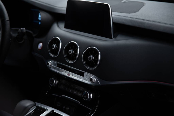Pantalla y tablero multimedia modernos del coche con el panel de control de la condición del aire del coche - Foto, Imagen