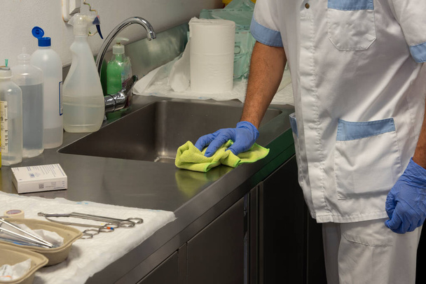 Il personale di pulizia maschile esegue attività di pulizia e disinfezione in ospedale. - Foto, immagini