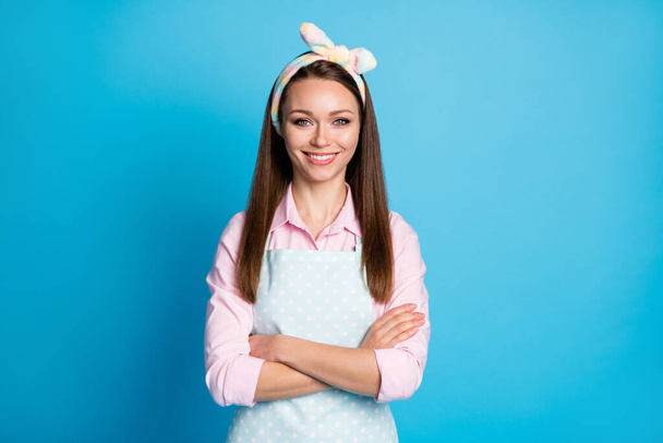 Photo of attractive pretty lady long hairdo self-confident cleaning service maid worker arms crossed toothy smiling wear headband apron pink shirt isolated blue color background - Фото, зображення