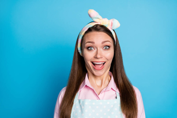 Closeup photo of attractive funny crazy lady listen good news open mouth overjoyed facial expression wear headband dotted apron pink shirt isolated blue color background - Foto, afbeelding