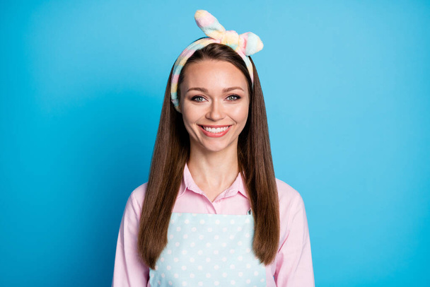 Close-up portrait of her she nice attractive pretty lovely cheerful cheery brown-haired maid assistant cleaner waitress isolated over bright vivid shine vibrant blue color background - 写真・画像