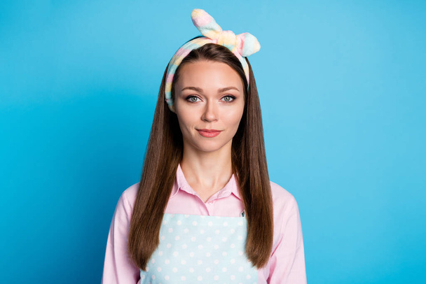 Close-up portrait of her she nice attractive pretty cute content friendly brown-haired maid daily everyday routine assistant isolated over bright vivid shine vibrant blue color background - Fotoğraf, Görsel