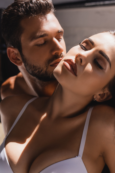 szelektív fókusz fiatal szexi nő közelében félmeztelen férfi - Fotó, kép