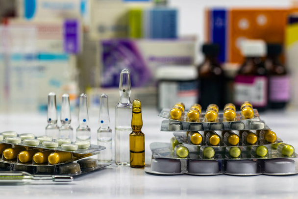 Produkty farmaceutyczne: tabletki, blistry, produkty farmaceutyczne, makro, koncentracja selektywna. - Zdjęcie, obraz