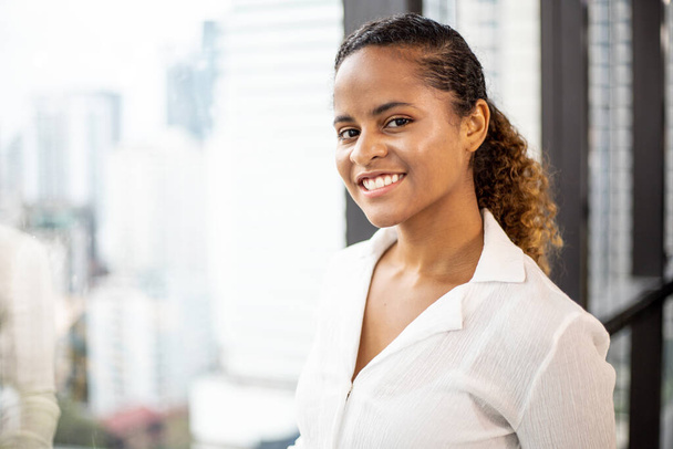 Kaunis onni Afrikkalainen liiketoiminnan nainen hymyillä muotokuva toimistossa elämäntapa uusi normaali. - Valokuva, kuva