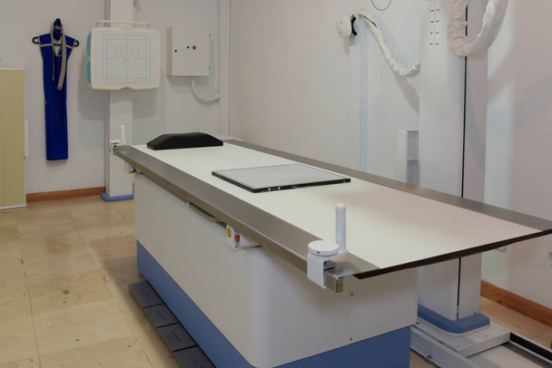 Radiologie-Raum im Krankenhaus. Geräte für Radiologie, Mammographie, Densitometer, Magnetresonanz und computergestützte Axialtomographie. - Foto, Bild
