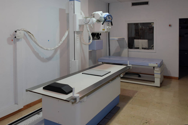 Radiologie-Raum im Krankenhaus. Geräte für Radiologie, Mammographie, Densitometer, Magnetresonanz und computergestützte Axialtomographie. - Foto, Bild