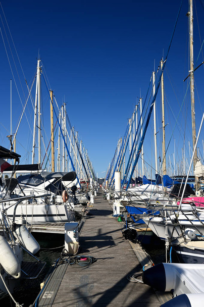 Barcos de vela vistos desde el muelle en el puerto deportivo - Foto, imagen