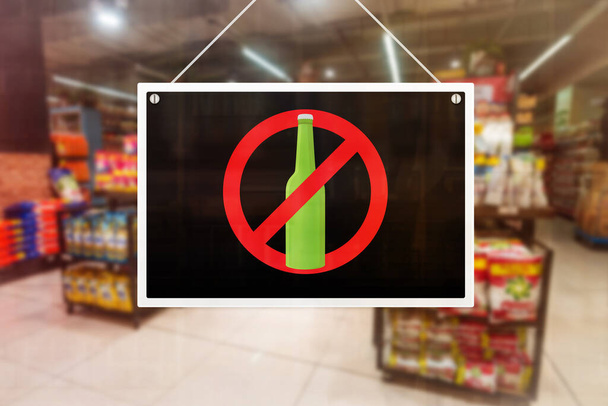 Nápis "Zákaz alkoholu" v supermarketu. Dočasné zastavení prodeje alkoholu zákazníkům. - Fotografie, Obrázek