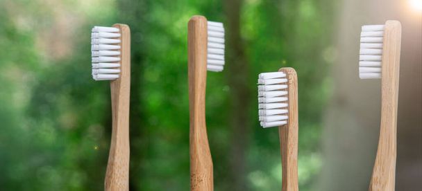 bamboe tandenborstels close-up van de natuur achtergrond. Groene bokeh. biologisch afbreekbare materialen. Milieuvriendelijke plastic vervanging. panoramische fotografie, spandoek - Foto, afbeelding