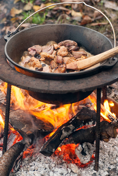 pyszne mięso wieprzowe i organy tradycyjnie gotowane w kotle - Zdjęcie, obraz