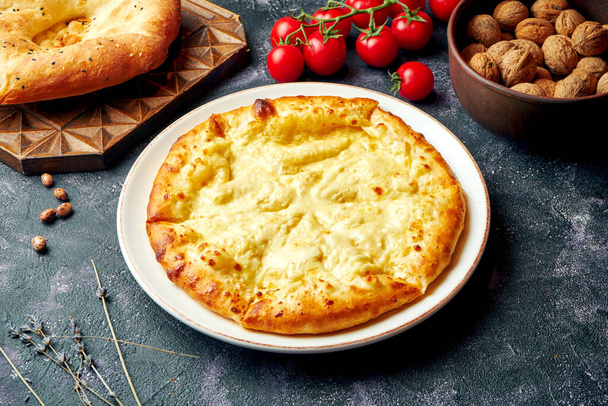Georgian baked pie with salted and melted cheese - Megrelian khachapuri. Swlwctive focus - Foto, Bild