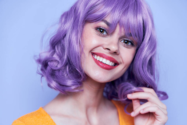Розкішна і щаслива леді модна зачіска ізольований фон
 - Фото, зображення
