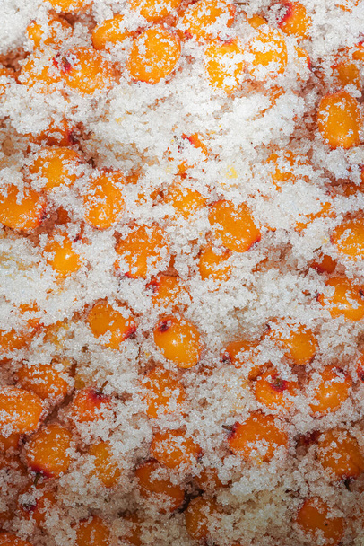 Bayas maduras de espino cerval de mar mezcladas con azúcar - Foto, imagen