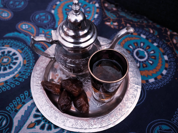 Τσάι μαροκινό με μέντα και ημερομηνίες - Φωτογραφία, εικόνα