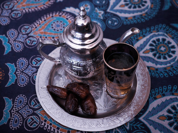 Tè marocchino con menta e datteri - Foto, immagini