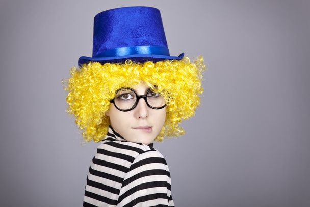 geel-haired meisje in blauwe cap en gestreepte gebreid vest. - Foto, afbeelding