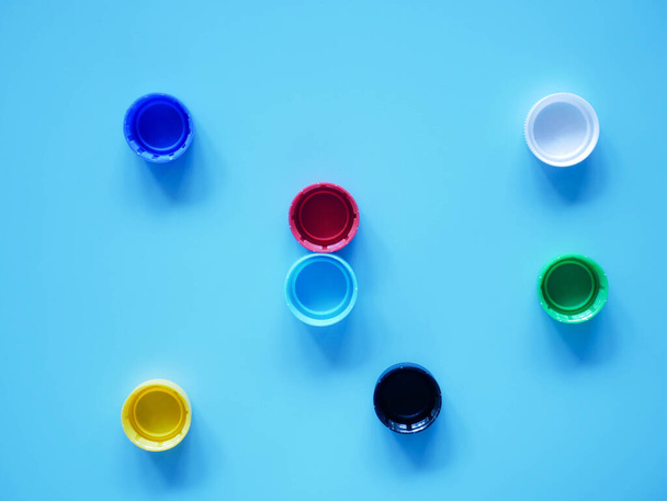 tapas de botellas de plástico aislado fondo azul - Foto, imagen