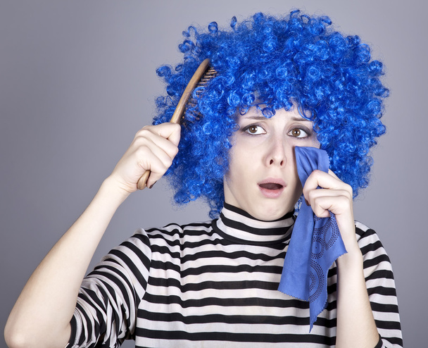 Portret van triest meisje met blauwe haar en kam. - Foto, afbeelding