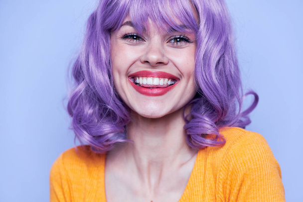 Розкішна і щаслива леді модна зачіска портрет
  - Фото, зображення