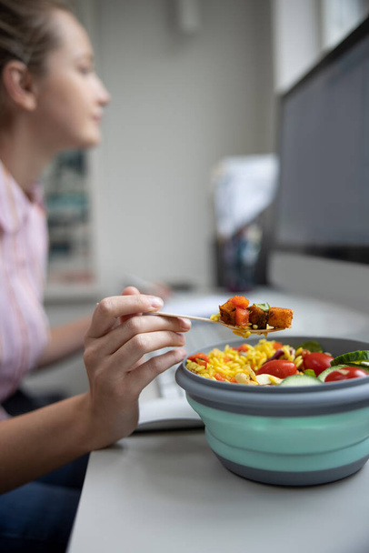 Female Worker In Office Having Healthy Vegan Lunch At Desk - 写真・画像