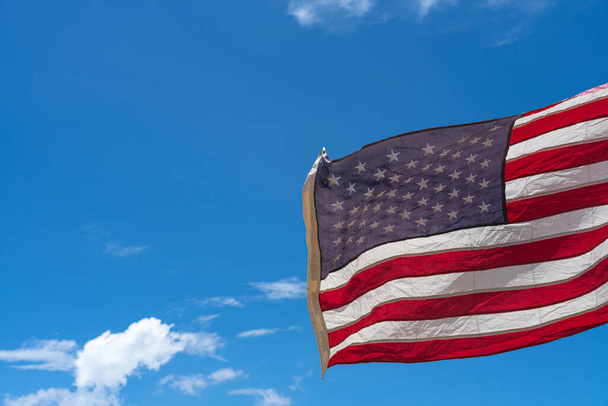 Waving USA zászló alatt kék ég háttér. - Fotó, kép