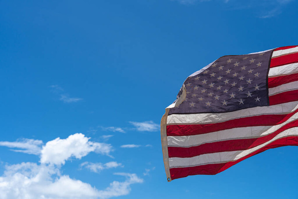 Drapeau des États-Unis agitant sous fond bleu ciel. - Photo, image