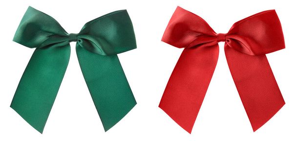 Grandes arcos verdes y rojos para envolver regalos aislados sobre fondo blanco.  - Foto, Imagen