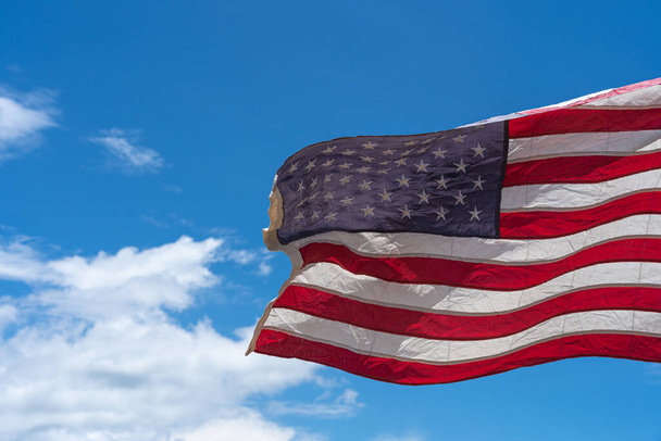 Waving USA zászló alatt kék ég háttér. - Fotó, kép