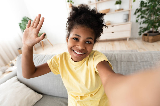 Siyah kız Selfie Çekiyor Evdeki kameraya merhaba diyor - Fotoğraf, Görsel