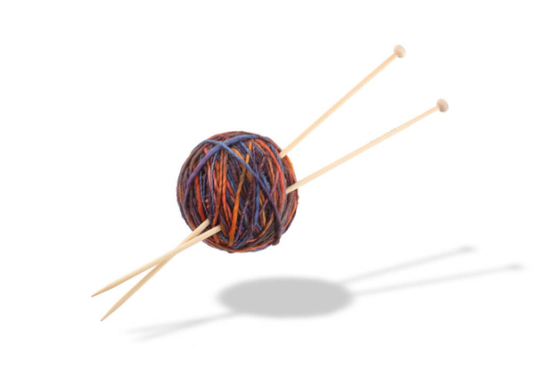 Agujas de punto y bola de hilo de lana con sombra - Foto, Imagen