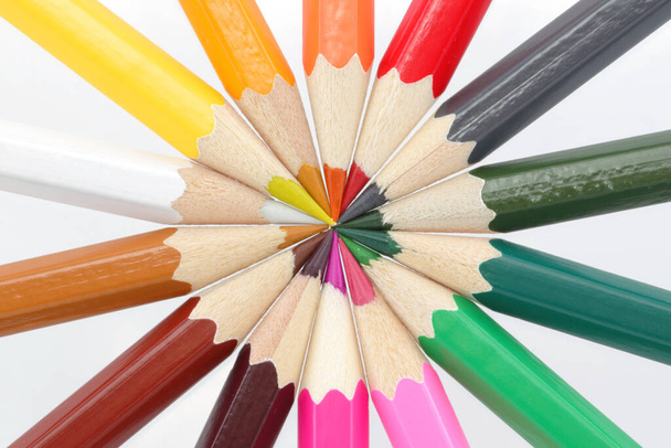 Roda de espectro arco-íris de lápis multicoloridos - Foto, Imagem