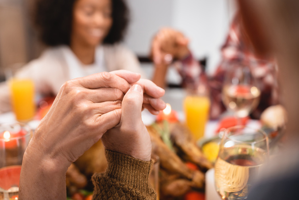selective focus of senior man and woman holding hands on thanksgiving  - Foto, Imagem