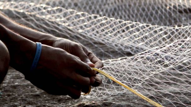 Uomo indiano che prepara la rete da pesca - Foto, immagini
