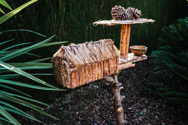 Dům hnízdo pro ptáky ručně vyráběné doma, umístěné v zahradě. - Fotografie, Obrázek