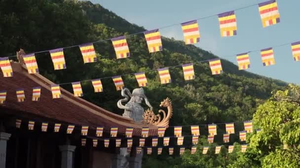 Буддийская пагода Хо Куок с молитвенными флагами, Вьетнам - Кадры, видео