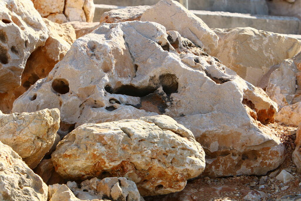 textura de piedras y rocas de primer plano en las montañas del norte de Israel  - Foto, imagen