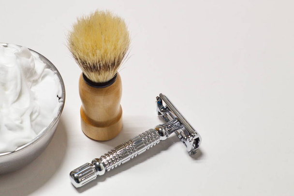 juego de afeitar con cuchilla, cepillo y tazón con espuma - Foto, imagen