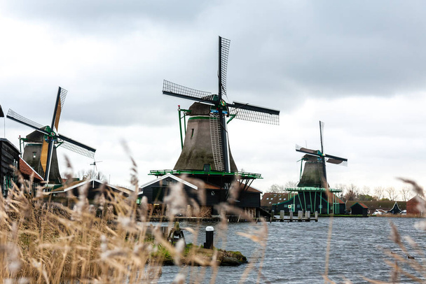 Windmühlen im Dorf Zaanse Schans an einem bewölkten Herbsttag, Niederlande - Foto, Bild