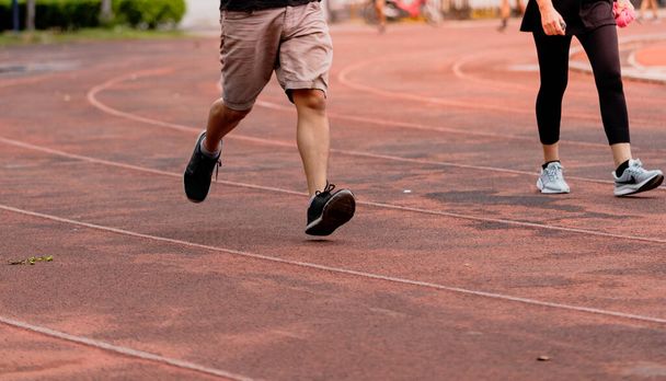 健康のためのランニングコースにジョギングする男性の足 - 写真・画像