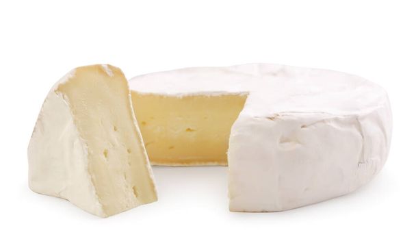 Beyaz arka planda Camembert peyniri. İzole edilmiş - Fotoğraf, Görsel