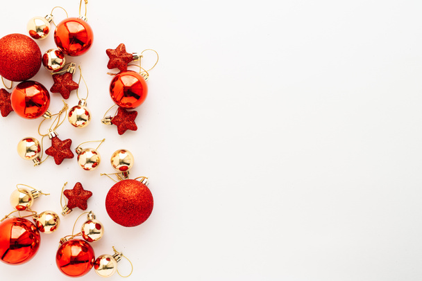 Рождественская композиция. Красные и золотые рождественские шарики на белом фоне. Плоская кладка, вид сверху, пространство для копирования.. - Фото, изображение