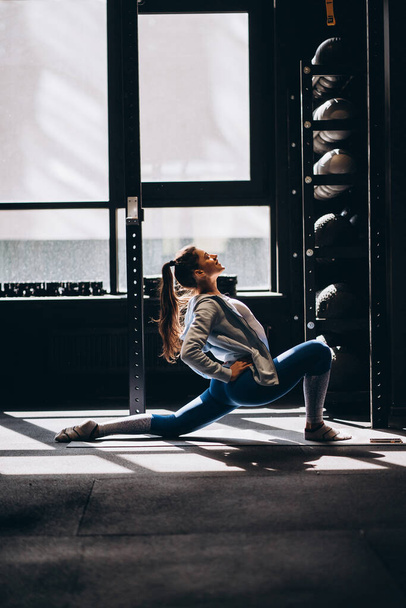 Muotokuva houkutteleva nuori nainen tekee joogaa tai pilates liikunta - Valokuva, kuva