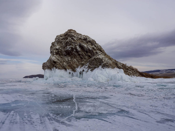 Incrível formação rochosa no lago Baikal no inverno - Foto, Imagem