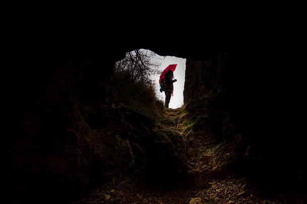 Expedeología dentro de una cueva geológica, aventuras al explorar cuevas. En Segovia, Castilla y León, España. - Foto, imagen