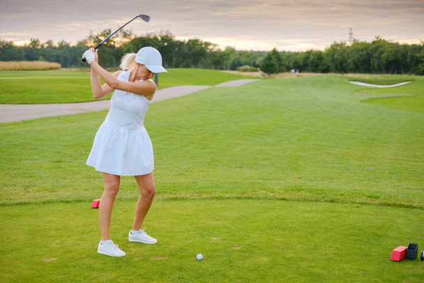 Golfer Woman Professionally Hit Ball . - Фото, изображение