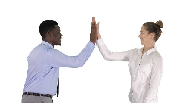 Giovane donna e giovane uomo in abiti formali dare alto cinque su sfondo bianco. - Foto, immagini