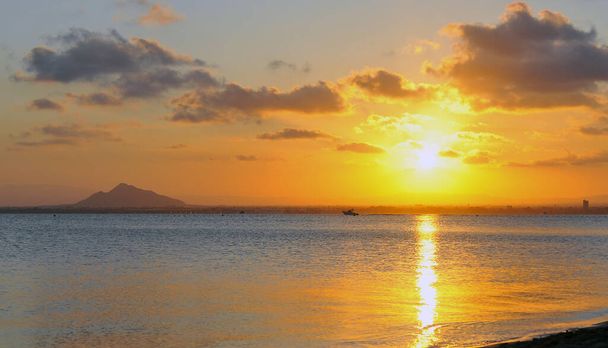 красивий захід сонця на Середземному морі
 - Фото, зображення