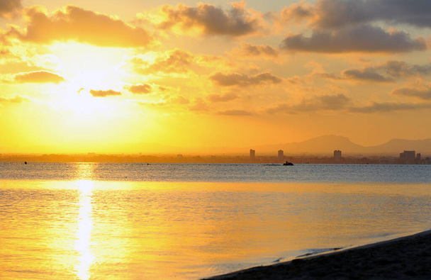 una hermosa puesta de sol en el mar Mediterráneo - Foto, Imagen